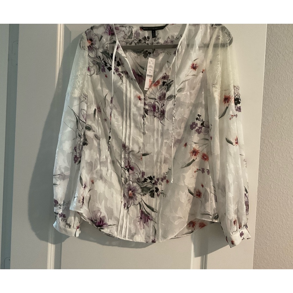 New with tag White House black market blouse beautiful size 0